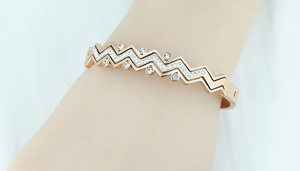 Dettaglio del bracciale a onde oro rosa con pietre di zircone bianco scintillante