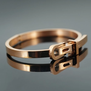 Bracelet boucle de ceinture en acier inoxydable or rose avec finition polie et design épuré