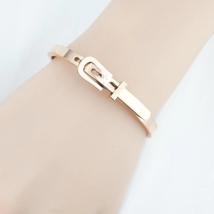 Bracelet boucle en acier inoxydable or rose pour femme avec finition miroir