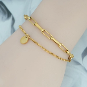 Bracelet double rangée en maille trombone dorée avec pendentif rond pour femme