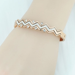 Elegante bracciale rigido ondulato in oro rosa con strass scintillanti per donna in acciaio