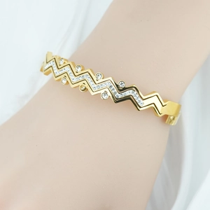Bracciale rigido dorato in acciaio inossidabile con motivo a onde e cristalli per donne eleganti