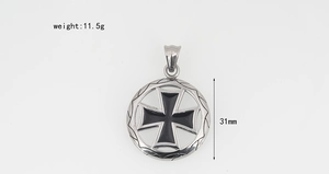 Détail d'un pendentif rond en acier inoxydable avec croix noire et diamètre de 31mm