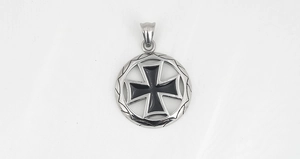 Détail du pendentif croix avec émail noir et cadre circulaire en argent texturé