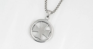Détail du pendentif croix de fer en acier inoxydable argenté avec chaîne maille
