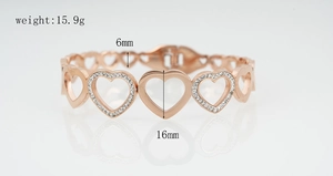 Détails du bracelet cœurs en or rose avec cristaux blancs pavés et dimensions