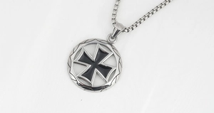 Vue détaillée du pendentif rond en acier argenté avec motif croix de malte en émail noir
