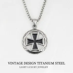 Collier Pendentif Croix de Fer Ronde en Acier Titane pour Hommes Femmes Punk Rétro Hip Hop Street Émail Dépôt de Résine Bijoux