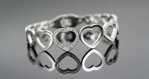Détail macro du bracelet en forme de cœur avec finitions polies et pavé de zircones