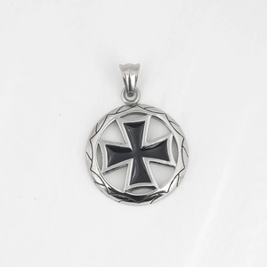 Pendentif croix ronde en acier inoxydable gothique avec émail noir et gravure en forme de V
