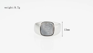 Vista detallada del anillo de sello plateado con incrustación de nácar y 13mm de altura