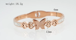 Vista dettagliata del bracciale a farfalla in oro rosa con larghezza 6mm e altezza 13mm