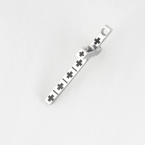 Ciondolo a croce in acciaio inossidabile lucido argento con motivo nero stile hip hop