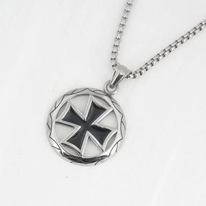 Collier pendentif punk en acier inoxydable avec motif croix de fer en émail noir