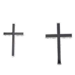 Pendenti a croce minimalisti in acciaio inossidabile con smalto nero in due dimensioni