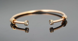 Dettaglio macro del bracciale placcato oro rosa con accenti tondi in cristalli