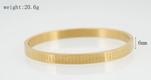 Detailaufnahme des 6mm goldfarbenen Armreifs mit eingraviertem Herz-Sutra-Text