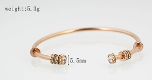 Dettaglio del bracciale in acciaio titanio oro rosa con diametro 5,5 mm e diamanti incastonati