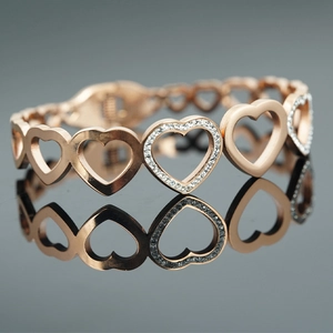 Bracelet à maillons cœur en acier inoxydable or rose avec zircons étincelants incrustés