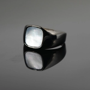 Anillo de sello minimalista negro de acero inoxidable con incrustación de nácar