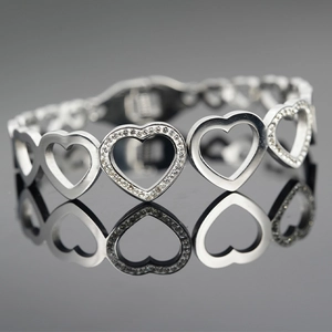Bracelet coeur élégant en acier inoxydable argenté avec pavé de zircons étincelants