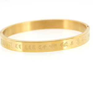 Goldenes Titanstahl-Armreif mit buddhistischer Gravur auf weißem Hintergrund