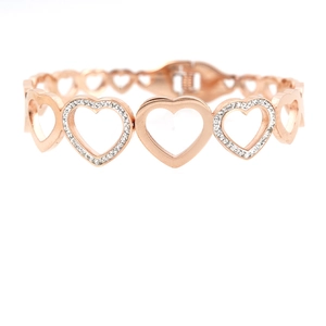 Bracelet cœur en or rose avec des cœurs évidés entrelacés et incrustations de zircon