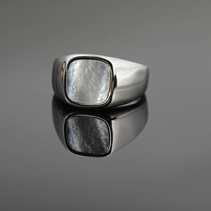 Anillo de sello de plata pulida con incrustación cuadrada de nácar en fondo reflectante