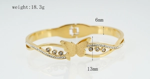 Detail van vlinderarmband met gouden afwerking, matte textuur en pavé gezette strass