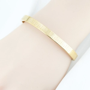 Goldenes Edelstahl-Manschettenarmband mit gravierten buddhistischen Herz-Sutra-Schriften