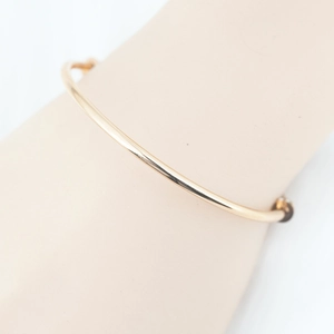 Elegante bracciale rigido dorato minimalista da donna con finitura lucida aperta