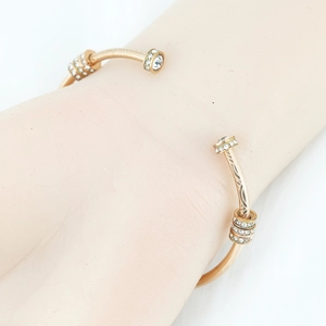 Bracciale rigido aperto in acciaio al titanio oro rosa con strass scintillanti