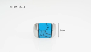 Vue macro d'une bague en acier avec turquoise carrée de 14mm pesant 13,1 grammes