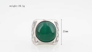 Détail d'une bague argentée vintage avec pierre verte et infos sur le diamètre de 21 mm