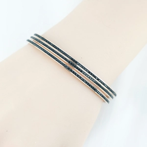 Set de trois bracelets en acier titane or rose sertis de cristaux noirs