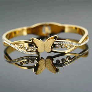 Vlinderarmband van titaniumstaal met glinsterende strassteentjes en matgouden afwerking