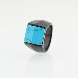 Bague en acier titane noir mat sertie d'une turquoise carrée pour hommes et femmes