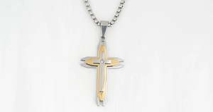 Détail du pendentif croix bicolore en acier inoxydable avec cristal et chaîne vénitienne