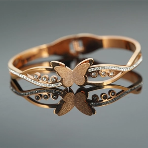 Roségouden vlinderarmband met glinsterende vleugels en glanzende kristalaccenten