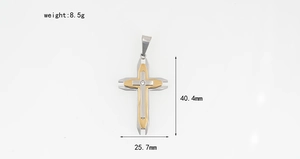 Détails du pendentif croix bicolore dimensions 40,4x25,7 mm et un poids de 8,5 g
