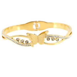 Elegante gouden vlinderarmband met matte afwerking en zirkonia op een witte achtergrond