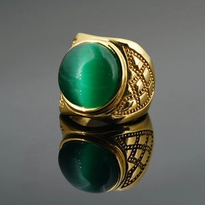 Bague pour homme dorée avec une grande pierre œil de chat verte et motifs géométriques