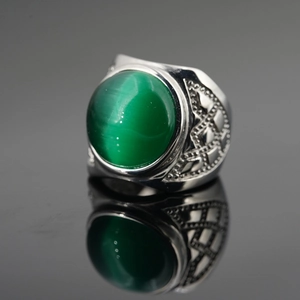 Bague vintage en argent avec une grande pierre œil de chat verte et motif de grille ajouré