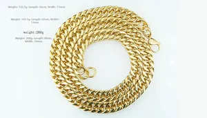 Détail du collier chaîne cubaine dorée pour homme avec fermoir mousqueton et maillons larges