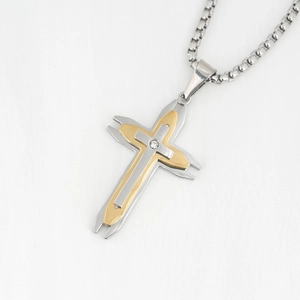 Pendentif croix en acier titane à trois couches avec zircone sur chaîne box argentée