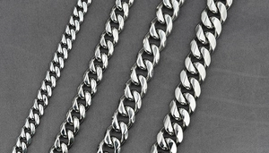 Detalle de cuatro anchos diferentes de cadenas de eslabones cubanos de acero pulido