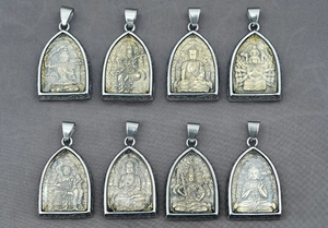 Set dettagliato di otto ciondoli Buddha con cornici in argento e rilievi dorati fini