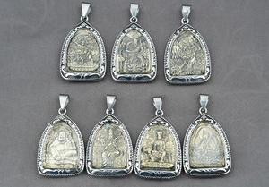 Ensemble détaillé de sept pendentifs en acier avec motifs religieux dorés en relief