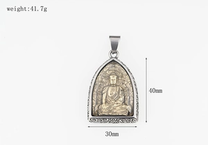 Dettaglio ciondolo Buddha con dimensioni 40x30mm e peso 41,7g in acciaio titanio