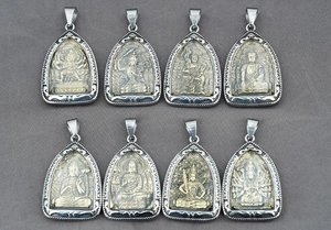Dettaglio di 8 ciondoli zodiacali buddisti con cornici argentate e rilievi dorati vintage